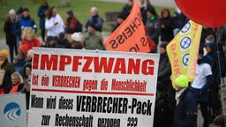 Bild aus dem April 2022: Hunderte Menschen demonstrieren gegen die Corona Maßnahmen in Düsseldorf 