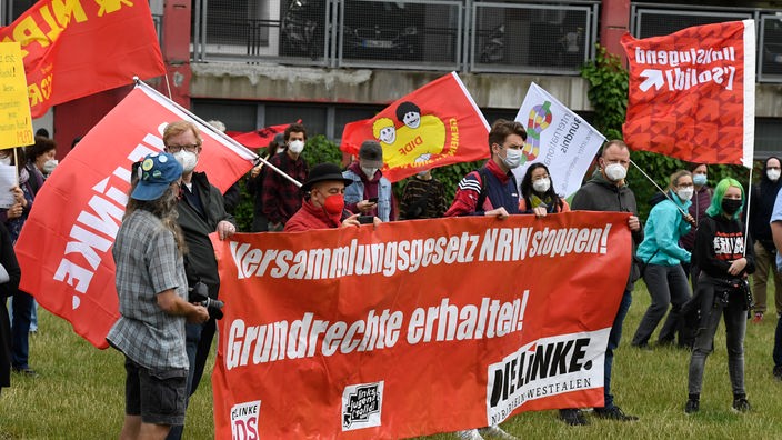 Demonstranten vor dem Landtag in NRW