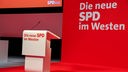 Redepult auf dem Parteitag der NRW-SPD mit dem Spruch "die neue SPD im Westen"