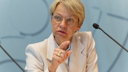 Dorothee Feller gestikuliert während einer Pressekonferenz in Düsseldorf. 