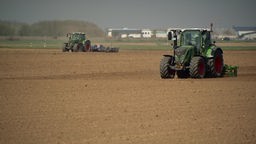 Traktoren auf einem Feld