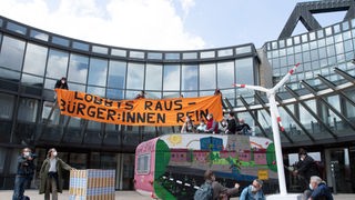 Aktivisten von Extinction Rebellion vor dem Landtag in NRW