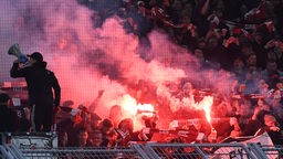Fans PSV Eindhoven zuenden Bengalos im Signla Iduna Park Dortmund