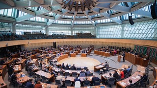 Die Abgeordneten des Landtags in NRW wie sie im Plenarsaal sitzen