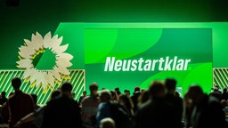 Delegierte nehmen unter dem Slogan «Neustartklar» an der Bundesdelegiertenkonferenz der Grünen teil. Beim dreitägigen Parteitag von Bündnis90/Die Grünen soll ein neuer Bundesvorstand gewählt und Habeck Spitzenkandidat für die Bundestagswahl 2025 werden.