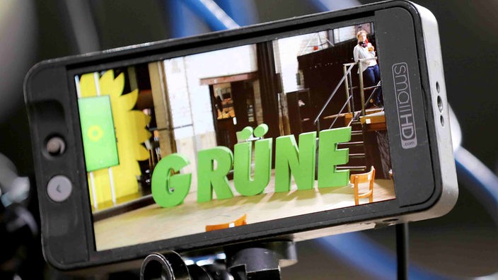Das Logo der Grünen ist auf einem Monitor zu sehen. Die nordrhein-westfälischen Grünen wählen am Wochenende ihr Spitzenpersonal für die Bundestagswahl. Der dreitägige Parteitag verläuft wegen der Corona-Pandemie teils online, teils in Präsenz.
