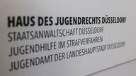 Schild mit Aufschrift: Haus des Jugendrechts Düsseldorf