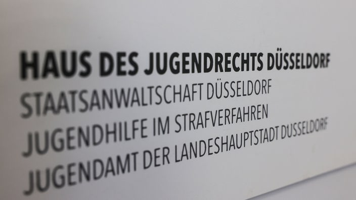 Schild mit Aufschrift: Haus des Jugendrechts Düsseldorf