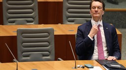 NRW Ministerpräsident Hendrik Wüst sitzt auf seinem Platz im Landtag