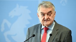 Herbert Reul (CDU) bei Pressekonferenz zu Antiterroreinsatz