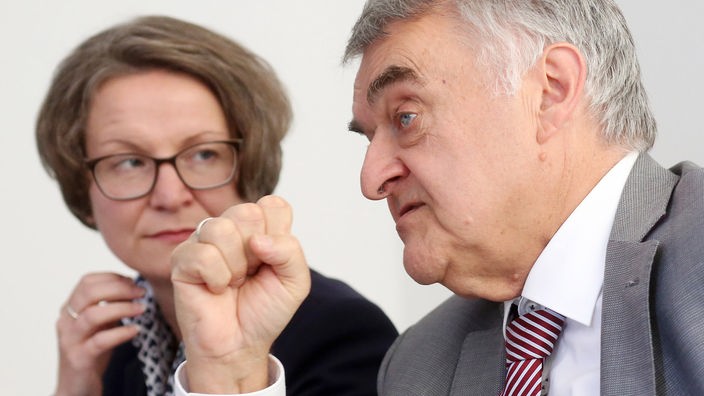 Herbert Reul (CDU), Innenminister von Nordrhein-Westfalen (r), und Ina Scharrenbach (CDU), Ministerin für Heimat, Kommunales, Bau 