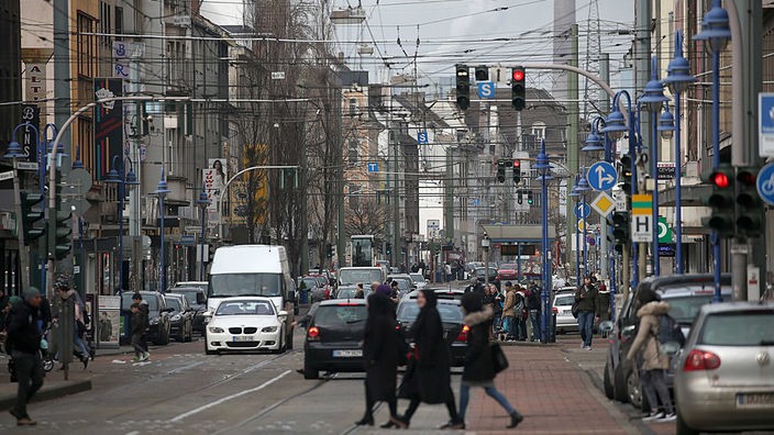 Passanten gehen über die Weseler Straße im Stadteil Marxloh      