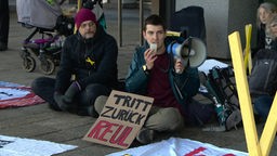 Klima-Aktivisten der Gruppe "Extinction Rebellion" vor dem Innenministeriun in Düsseldorf