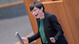 Josefine Paul am Rednerpult im NRW-Landtag