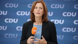 Karin Prien spricht bei einer Pressekonferenz
