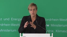 NRW-Wirtschaftsministerin Mona Neubaur bei der Vorstellung des Konjunkturberichts