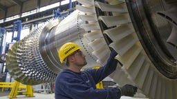 Mitarbeiter von Siemens an einer Kraftwerksturbine