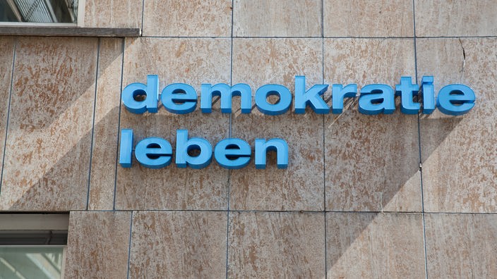 Schild der Landeszentrale für politische Bildung "Demokratie leben"