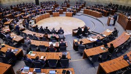 Abgeordnete bei einer Plenarsitzung im Landtag in Düsseldorf