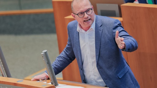 Jochen Ott, Vorsitzender der SPD-Fraktion in Nordrhein-Westfalen und Oppositionsführer, spricht im Plenum des Landtags