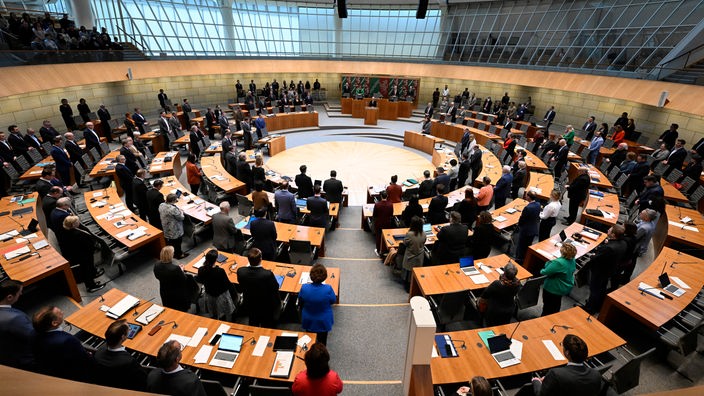 Die Landtagsabgeordneten gedenken im Plenarsaal den Erdbebenopfern