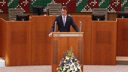 Hendrik Wüst (CDU), Ministerpräsident von Nordrhein-Westfalen, spricht im Landtag von Nordrhein-Westfalen während einer Feierstunde zu "75 Jahre Israel".