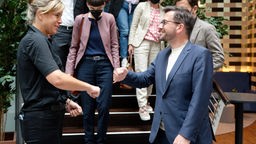 Thomas Kutschaty und Mona Neubaur nach dem Gespräch von SPD und Grünen