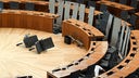 Stühle liegen im Plenarsaal des Düsseldorfer Landtags