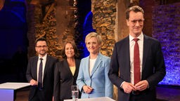 Moderatorinnen Ellen Ehni (mr) und Gabi Ludwig (ml) mit Hendrik Wüst (r), CDU-Spitzenkandidat und Ministerpräsident von Nordrhein-Westfalen, und Thomas Kutschaty (l), SPD-Spitzenkandidat nordrhein-westfälischen SPD, beim TV-Duell der Spitzenkandidaten