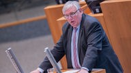 Karl-Josef Laumann (CDU), Minister für Arbeit, Gesundheit und Soziales von Nordrhein-Westfalen, spricht im Plenum des Landtags