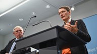 Landesgesundheitsminister Karl-Josef Laumann (l, CDU) neben Bundesgesundheitsminister Karl Lauterbach (SPD)