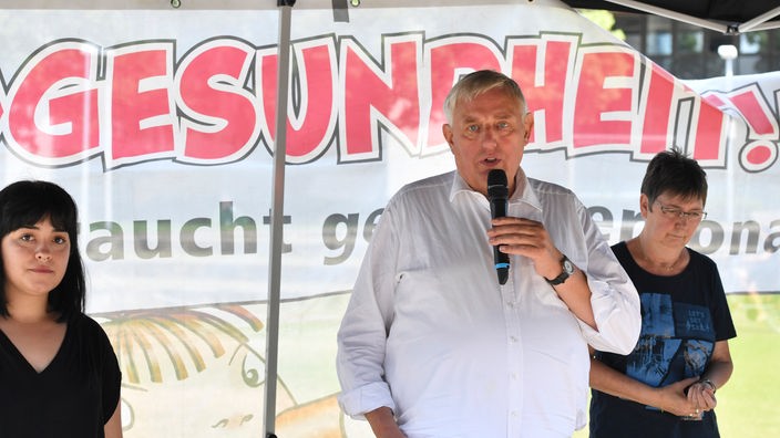 Nordrhein-Westfalens Gesundheitsminister Laumann wie er zu den Streikenden spricht