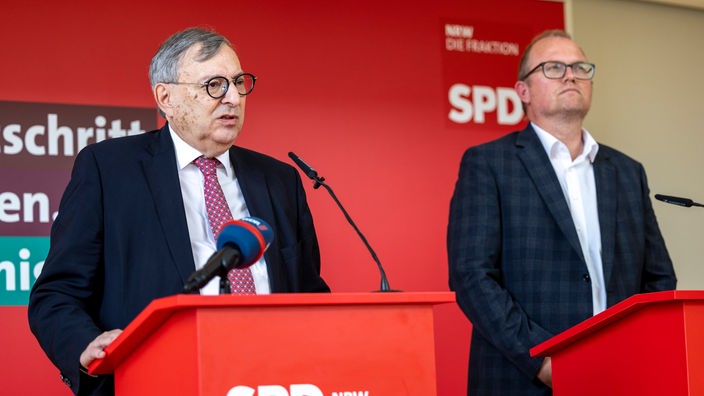 Abraham Lehrer, Vizepräsident des Zentralrats der Juden in Deutschland, und Jochen Ott (SPD), Abgeordneter des Landtags Nordrhein-Westfalen, geben ein Statement. 