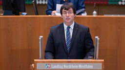 Finanzminister Marcus Optendrenk spricht bei der Plenarsitzung (07.12.2022) im Landtag NRW zur Haushaltspolitik