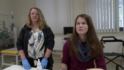 Inga Sellmann und Hannah Hübecker im Lehr- und Lernzentrum der Uni Duisburg-Essen