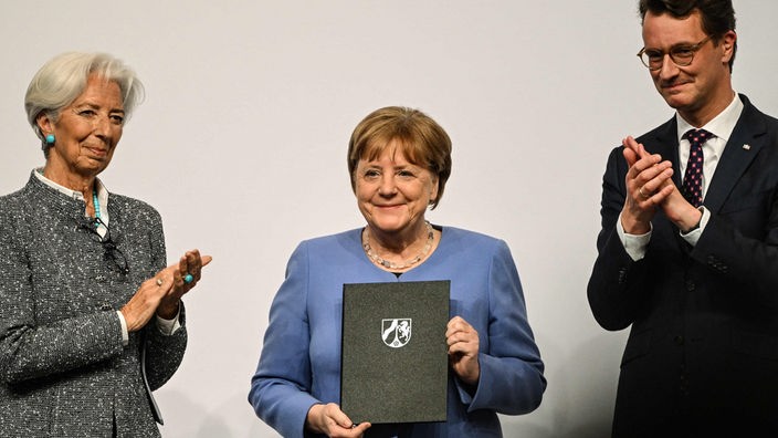 Merkel bei der Verleihungs des Staatspreises zwischen Wüst und Lagarde