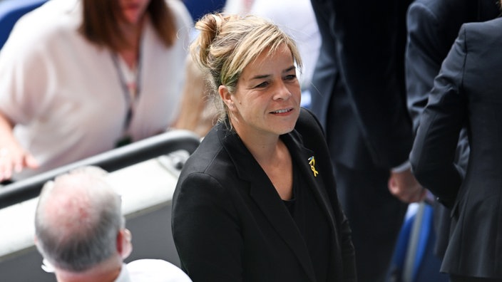 Wirtschaftsministerin Mona Neubaur im Fußballstadion ( hier während der EM im Sommer)