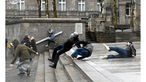 Menschen werden von stürmischem Wind am Kölner Dom von den Beinen gerissen