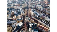 Luftaufnahme zeigt die Kölner Südstadt von oben, Tausende Menschen ziehen durch die Straßen bei einer Demonstration gegen den Krieg in der Urkaine