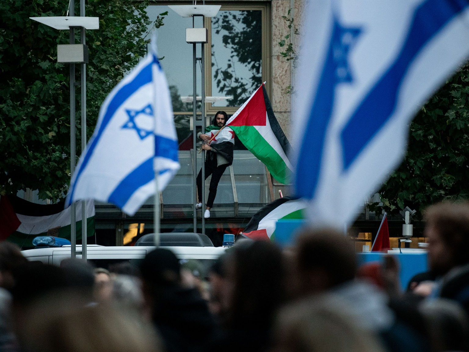 Palästina-flagge gegen stadt verschwommen hintergrund bei
