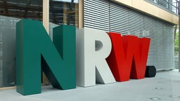 NRW-Schriftzug der Landesvertretung NRW in Berlin