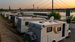 Campingwagen am Rheinufer Düsseldorf