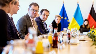 Oleksii Makeiev (2.v.l.), ukrainischer Botschafter in Deutschland, nimmt neben Hendrik Wüst (l), dem Ministerpräsident von Nordrhein-Westfalen, an der Kabinettsitzung des Landeskabinetts teil