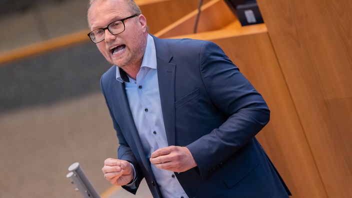 Der Kölner SPD-Politiker Jochen Ott redet am Rednerpult im NRW-Landtag und gestikuliert engagiert