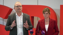 Jochen Ott und Sarah Philipp (beide SPD) auf einer Presskonferenz nach dem Aus der Berliner Ampel-Koalition