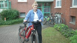 Lehrerin Linda Engels bei der Fahrt mit ihrem Fahrrad.