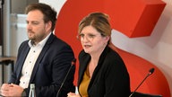 NRW-SDP-Generalsekretär Frederick Cordes und NRW-Landeschefin Sarah Philipp vor Journalisten und Journalistinnen auf einer Pressekonferenz in der SPD-Parteizentrale