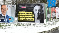 Wahlplakate in Bochum zur Bundestagswahl 2025, die im Schnee geschossen wurden