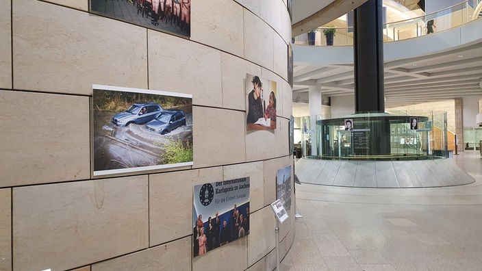 Im Foyer des NRW-Landtags hängen Fotos an einer Wand