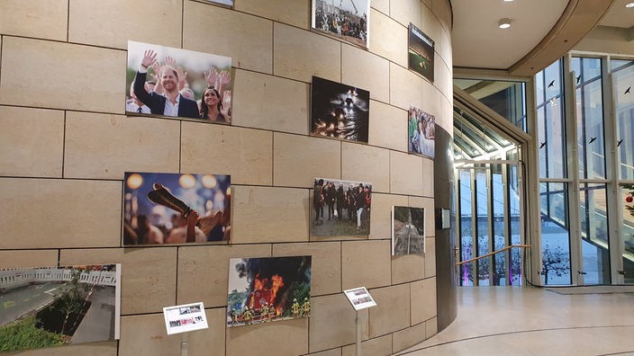 An einer Wand im Foyer des NRW-Landtags in Düsseldorf hängen ausgewählte Fotos des Wettbewerbs Pressefoto des Jahres